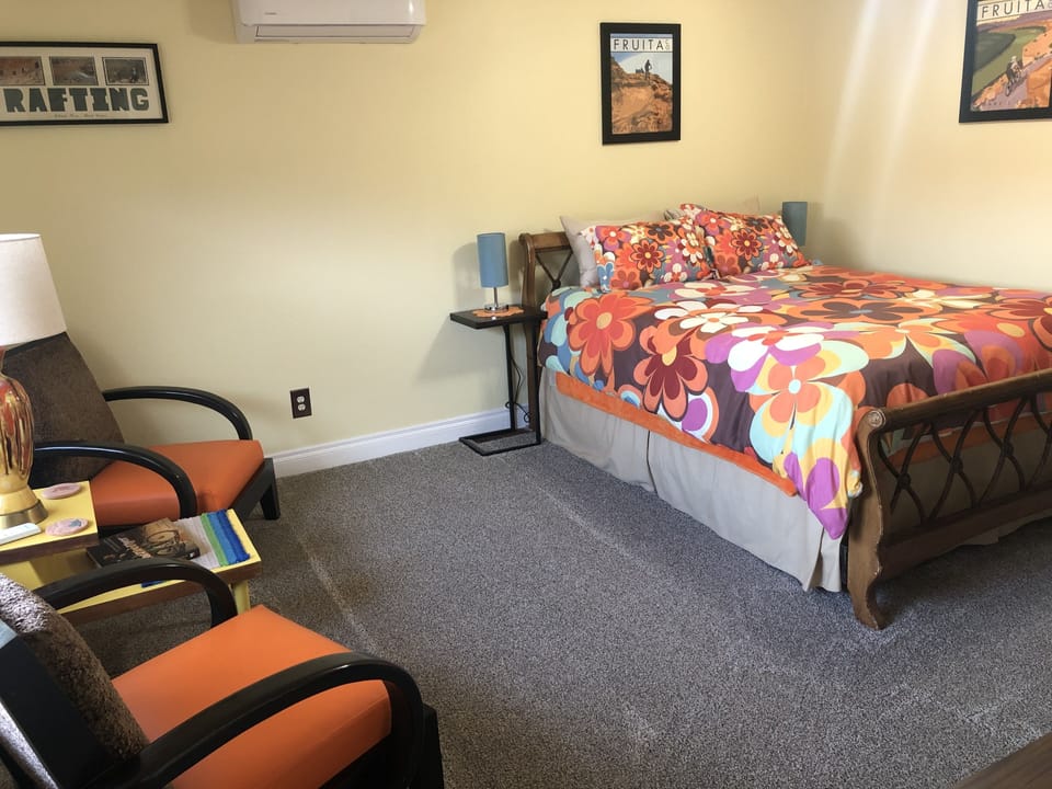 Charming one bedroom with privacy from residence. 