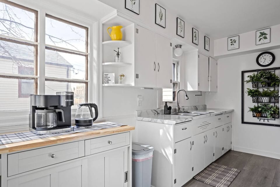 Enjoy the coffee pot, Keurig single serve, or some tea with the hot water kettle.