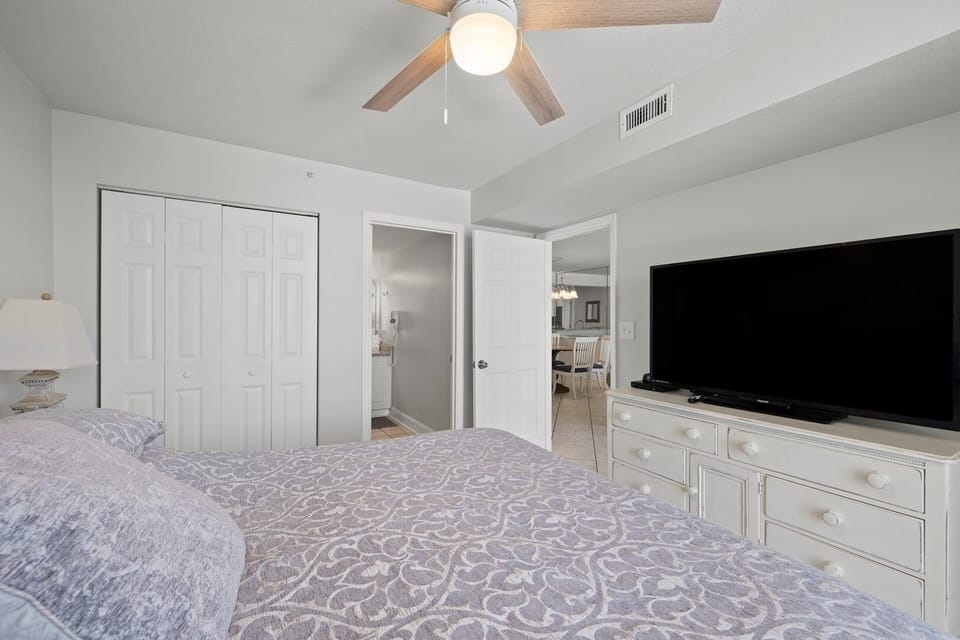 Screen, Indoors, TV, Entertainment Center, Ceiling Fan