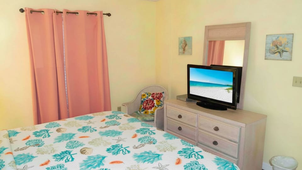 Screen, Furniture, TV, Bed, Indoors