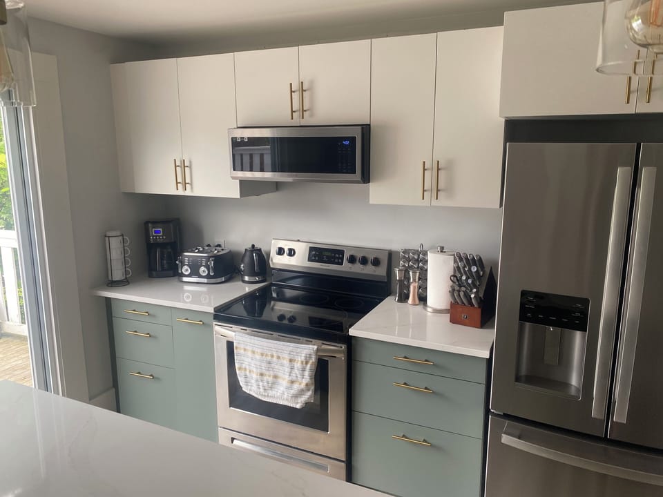Stainless Steal Appliance, Water/Ice Fridge and Private Laundry! 
