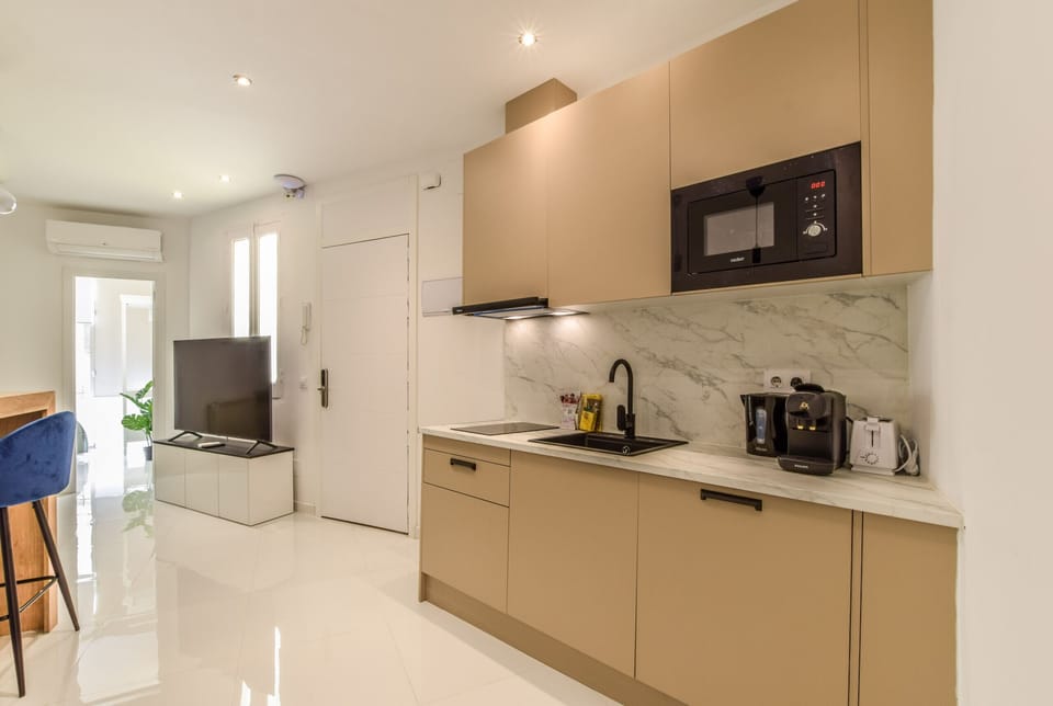 Main view of the kitchen with appliances