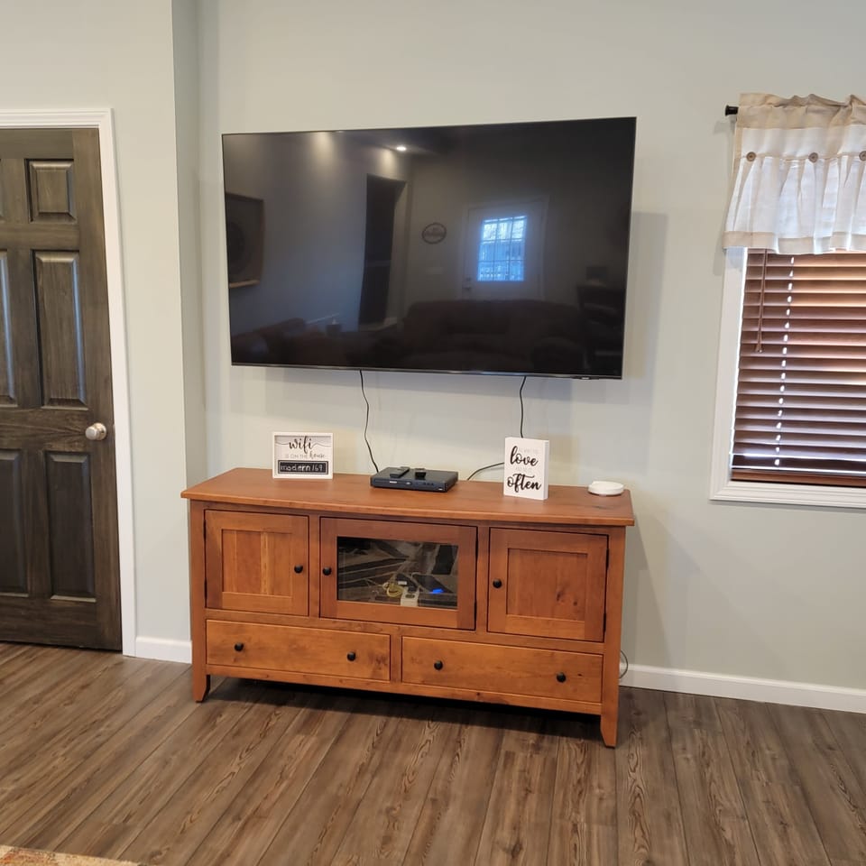 Smart tv and fast wifi in Great room