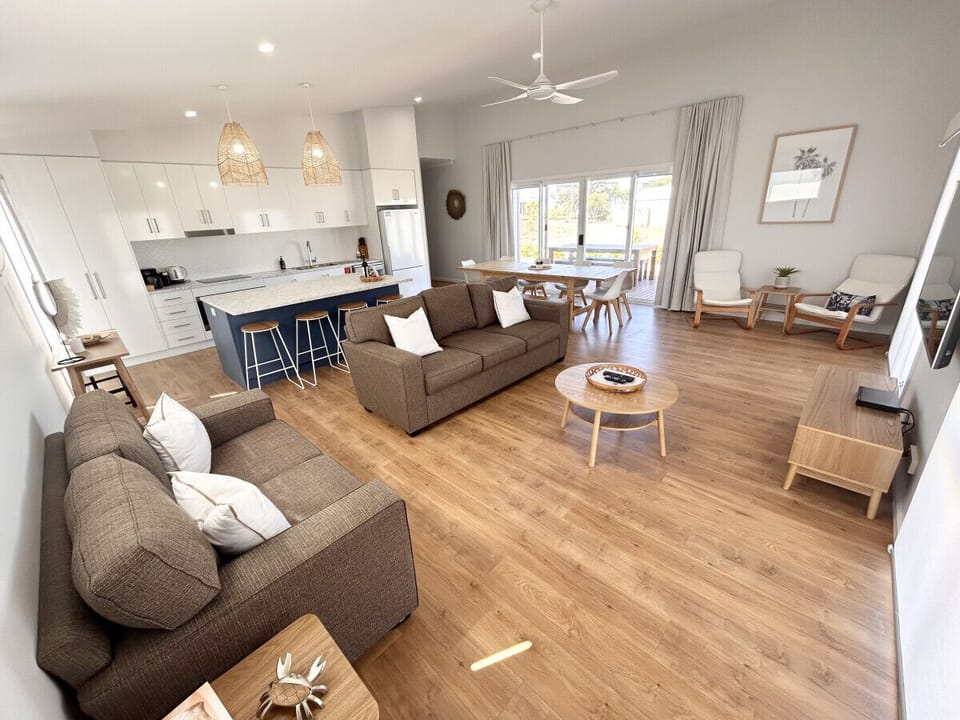 Living & Kitchen Area