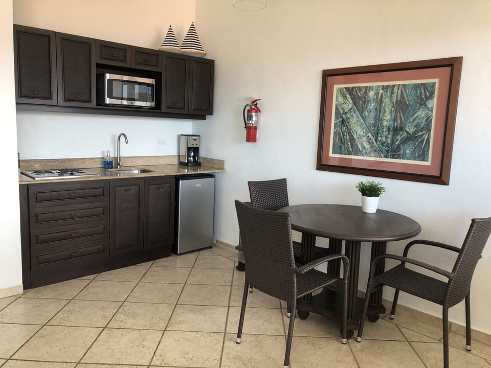 Well equipped kitchen area for eating in and easy meal preps.