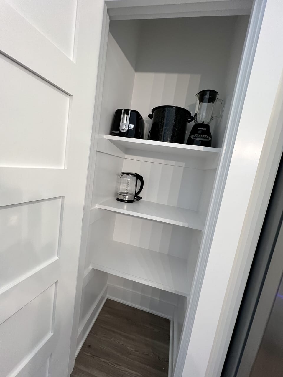 Kitchen Pantry
-toaster
-lobster pot
-electric kettle
-blender
-air fryer