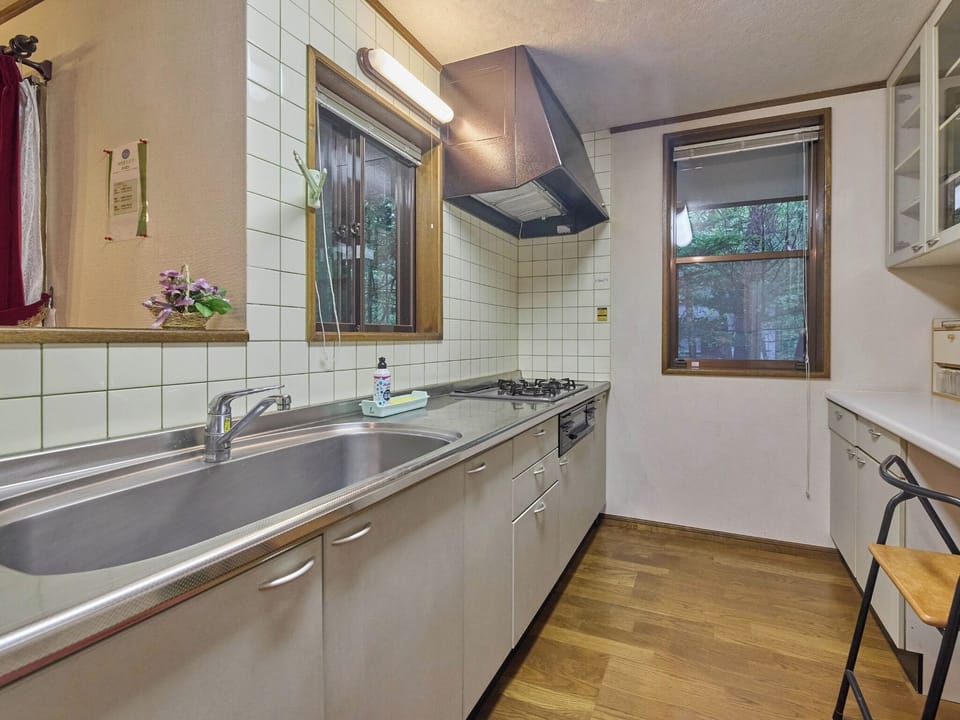 ・[Suien] The spacious kitchen makes cooking comfortable. There is a counter table, so preparation and plating are easy.