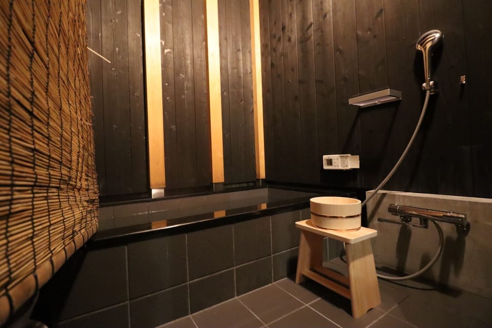 Semi-open-air bath with reheating function