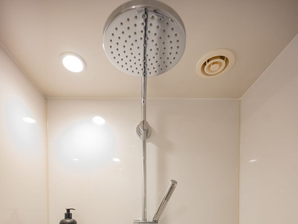 ・The new rooms are equipped with showers.