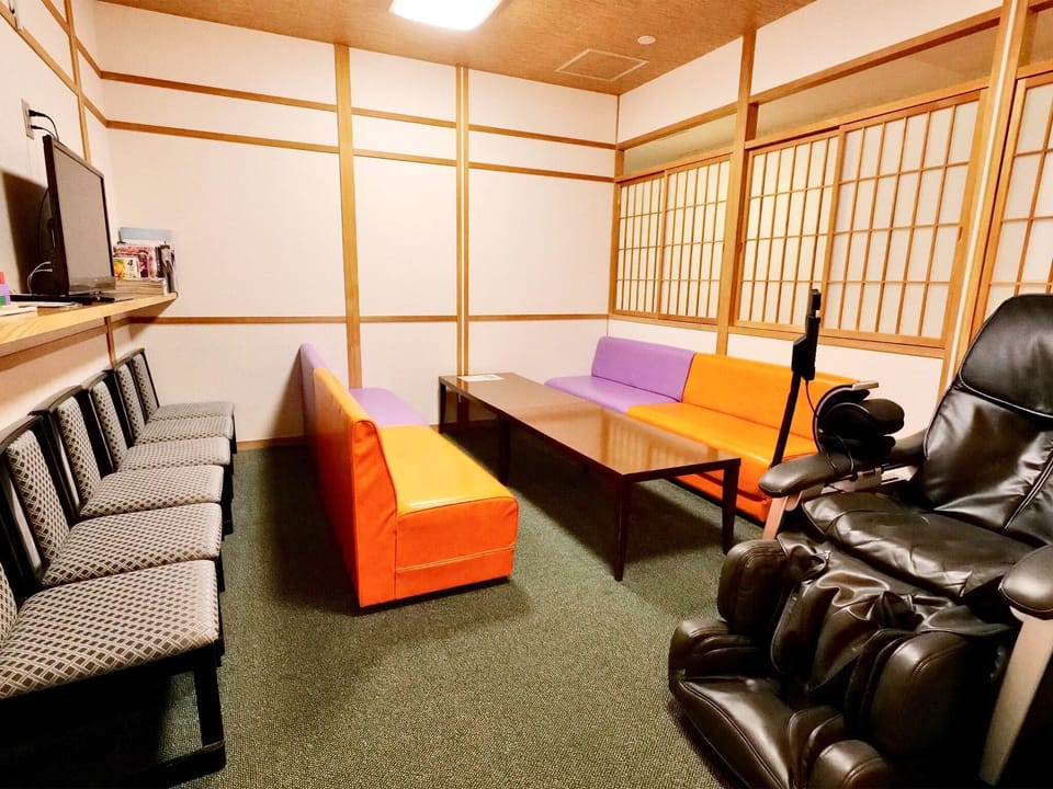 ・Massage chair (paid)