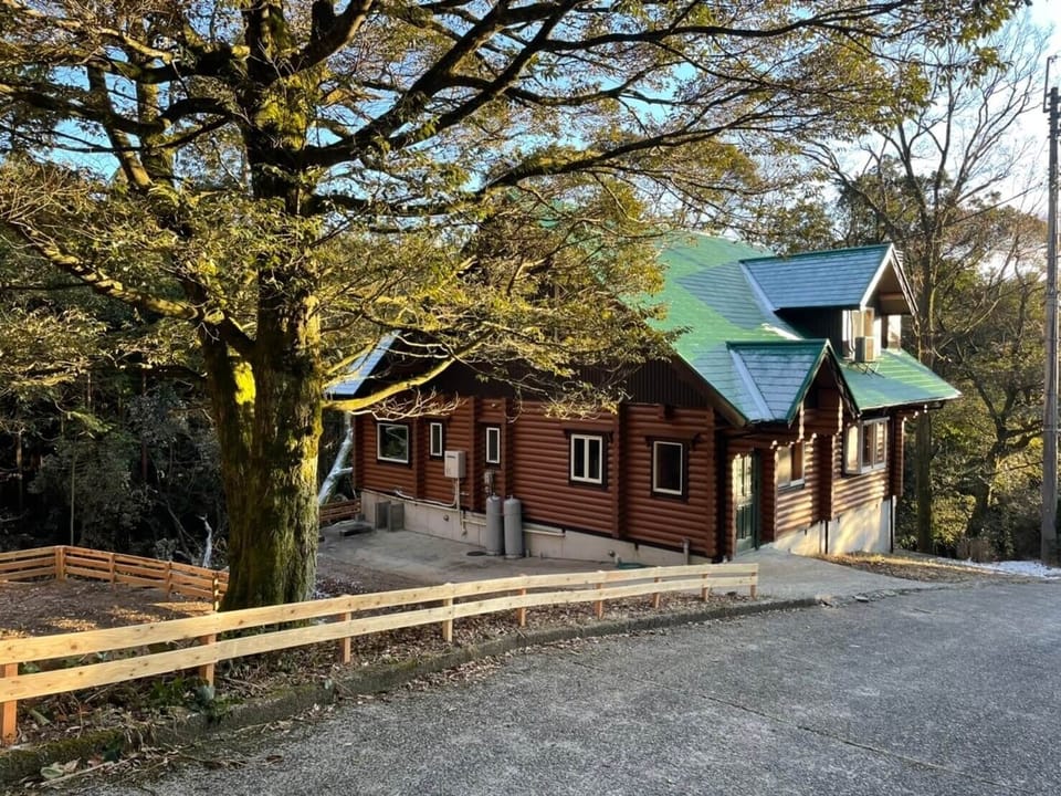 Find your favorite spot in the cottage surrounded by nature and take memorable group photos.