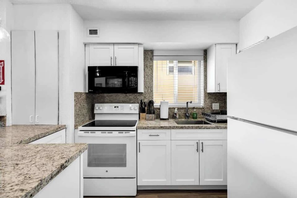 Cook up comfort in this clean, coastal kitchen! Fully equipped with modern appliances, it’s perfect for extended stays and beachside meals.