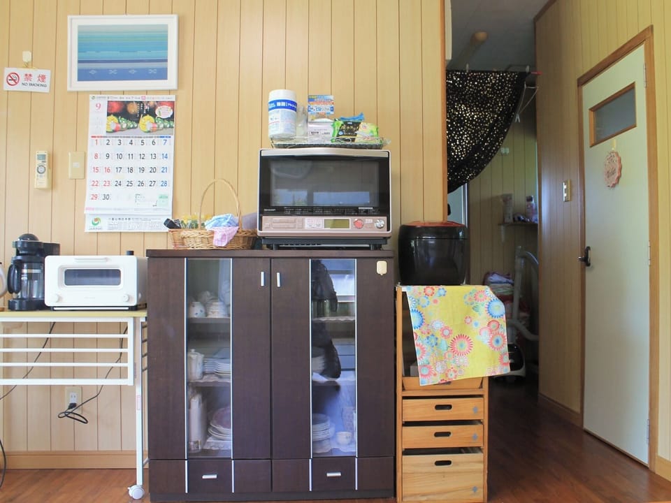 ・[Kitchen] Equipped with a microwave, rice cooker, and tableware. No need to worry about staying for multiple nights.