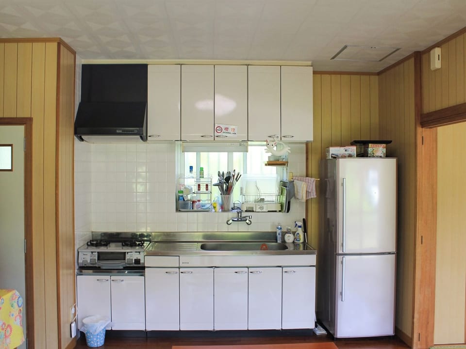 ・[Kitchen] Equipped with a refrigerator, sink, and two-burner gas stove