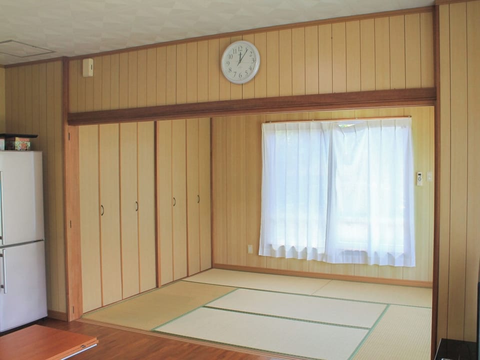 ・[Japanese-style room] Relax and unwind after your trip in a spacious tatami room.