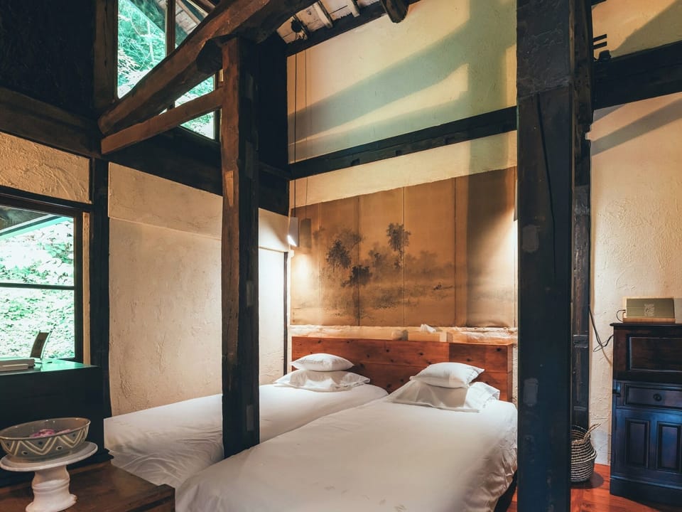 ・【WHITE ROOM】Enjoy the harmony of good old Japanese traditional construction and antiques.