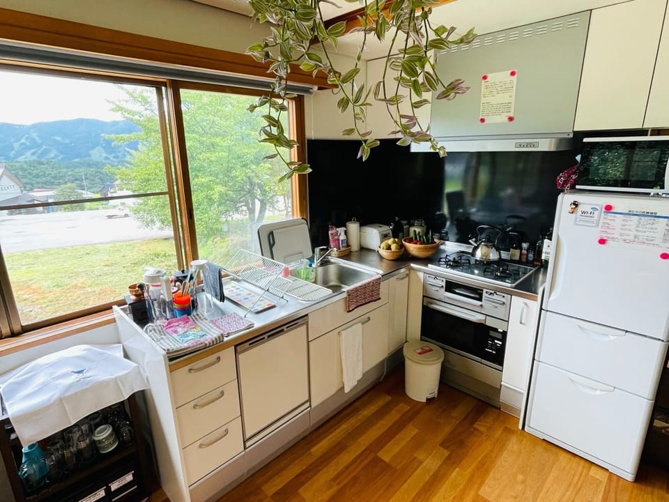 ・[Kitchen] Please use the spacious and convenient L-shaped kitchen.