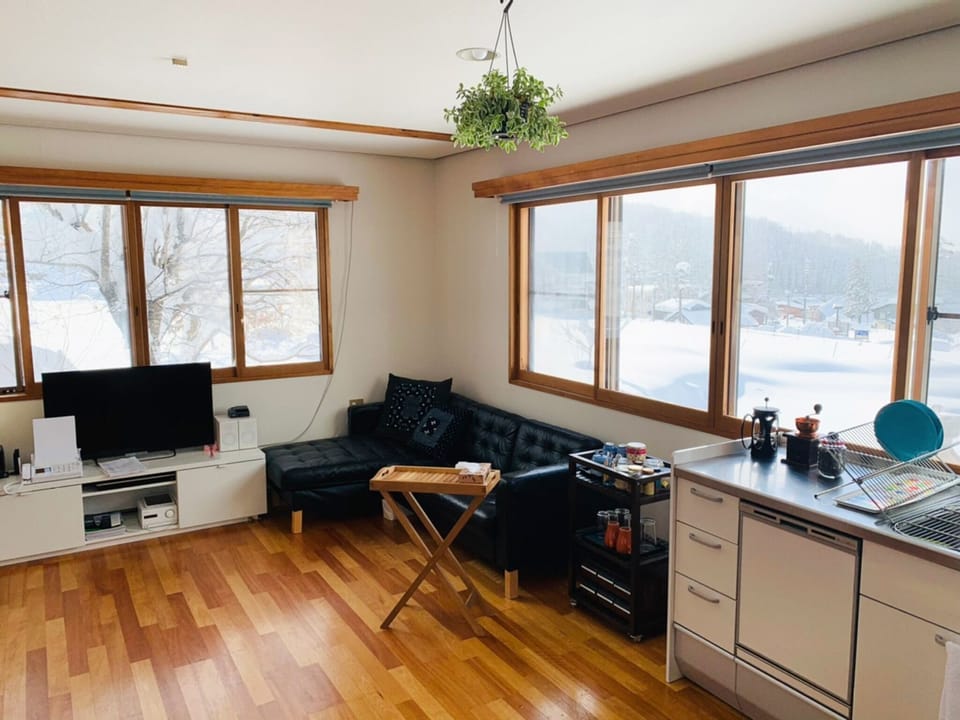 ・[Living kitchen] A bright space with many windows creates a moment with family and friends.