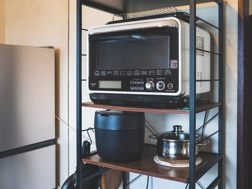 ・[CIELA] Equipped with microwave, rice cooker, and pot. Fully equipped for safe cooking.