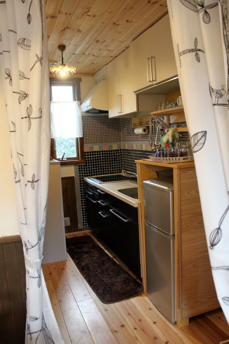 Kitchen/I-type system kitchen. Three-burner IH stove. All common cooking utensils are available.