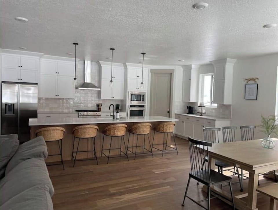 Kitchen with eat-in island