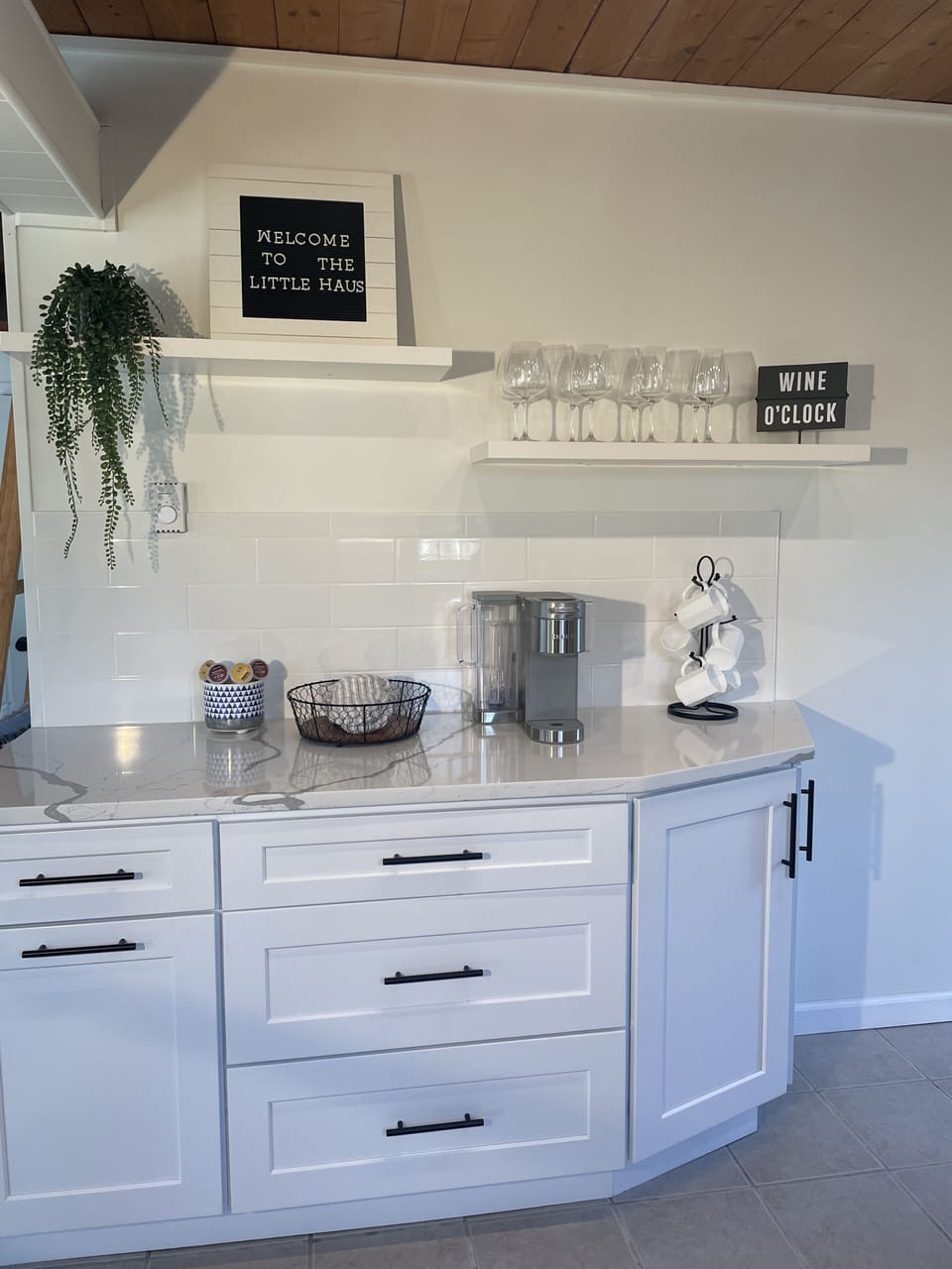 Need coffee, help yourself to k-pods Keuring and Mr. Coffee machines. 