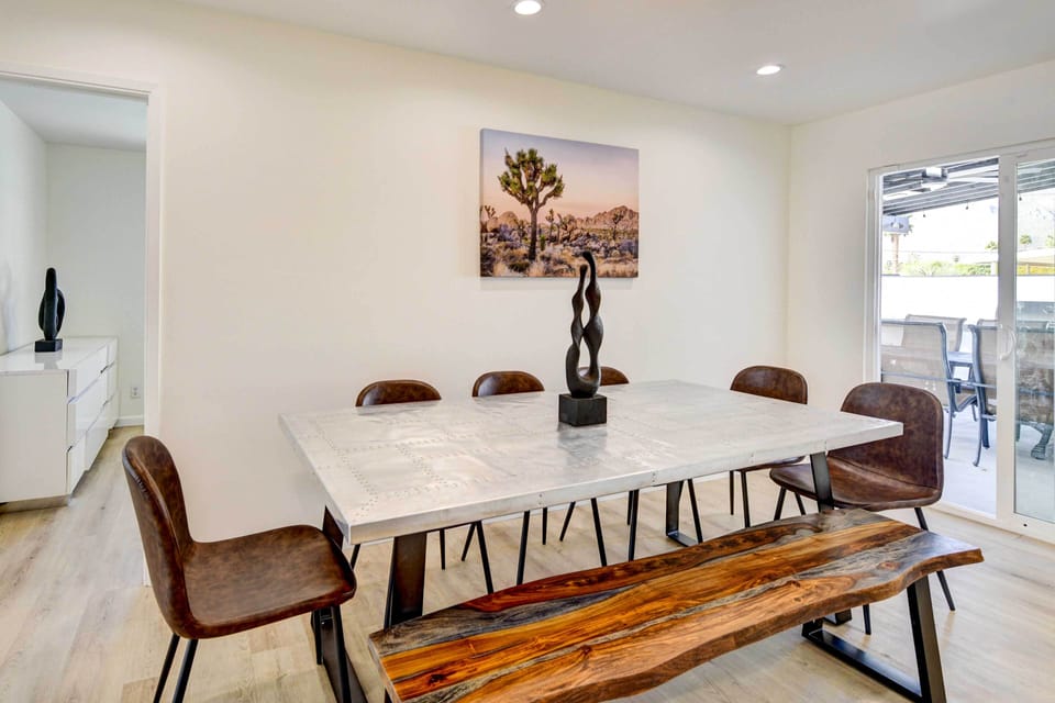 Dining Area | Dishware & Flatware Provided