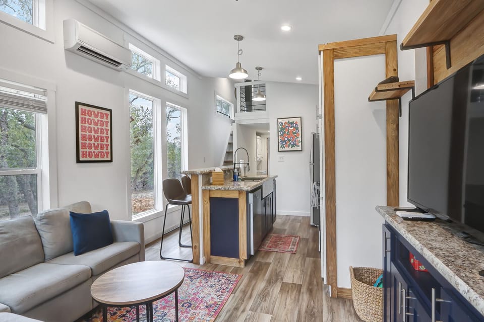 Lots of natural light in La Lynda