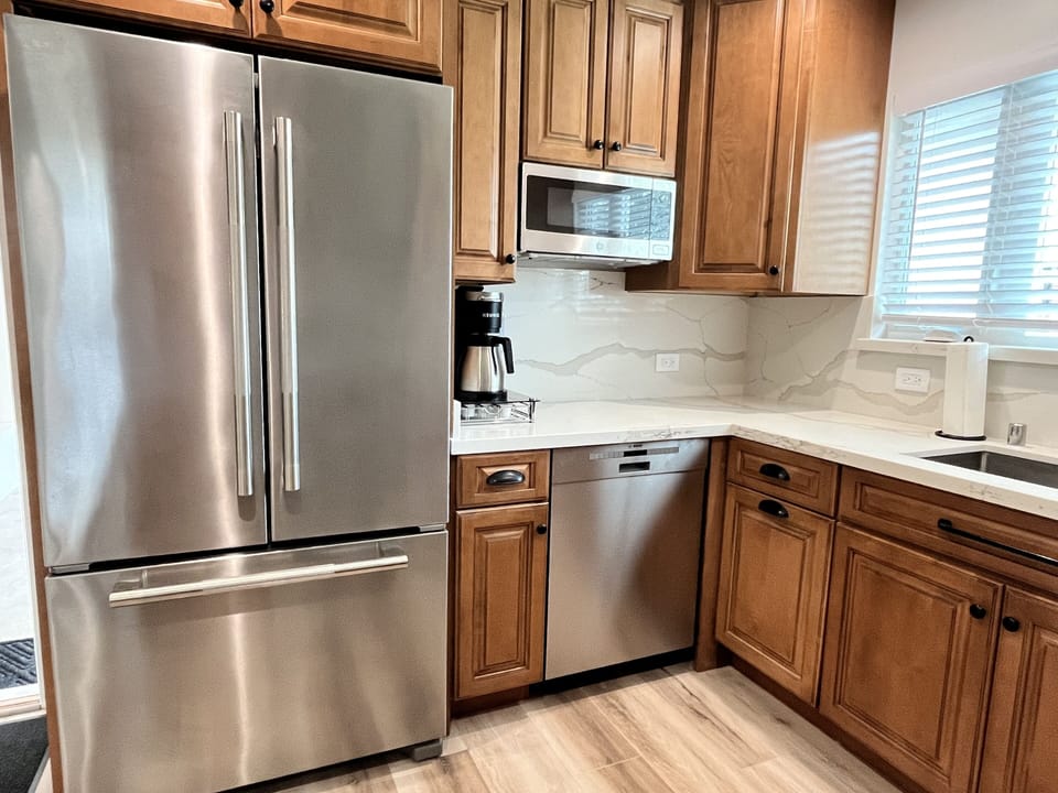 Kitchen/ Microwave/Coffee Machine/Dishwasher