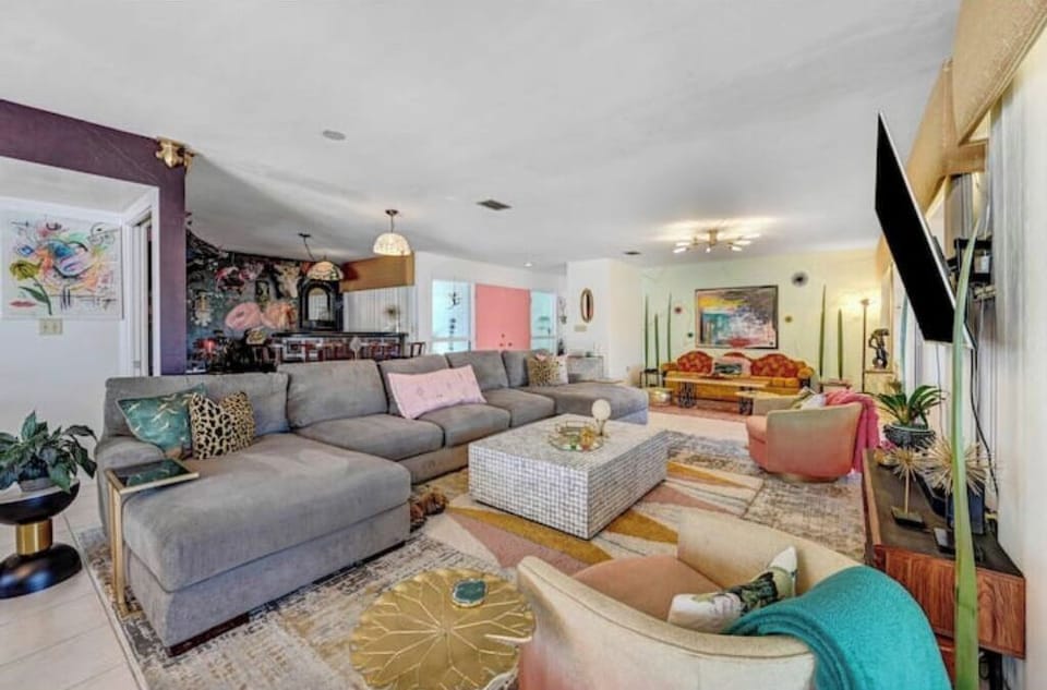 Eclectic and comfortable open floor plan livingroom.