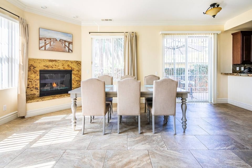Extended kitchen table for 6 as well as 3 barstools for extra seating. Switch-operated gas fireplace and direct access to a vineyard-themed back patio