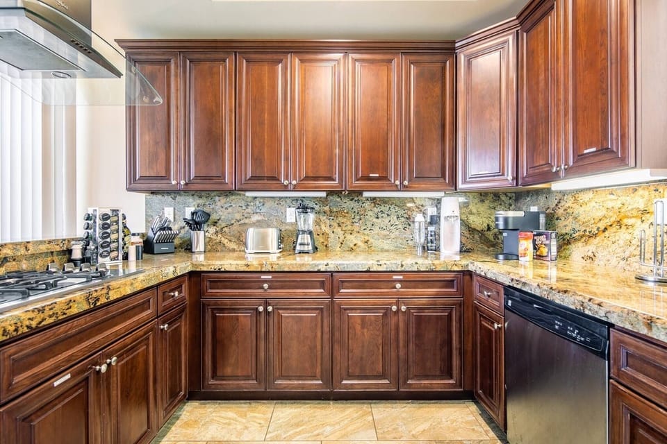 Many storages and cabinet spaces