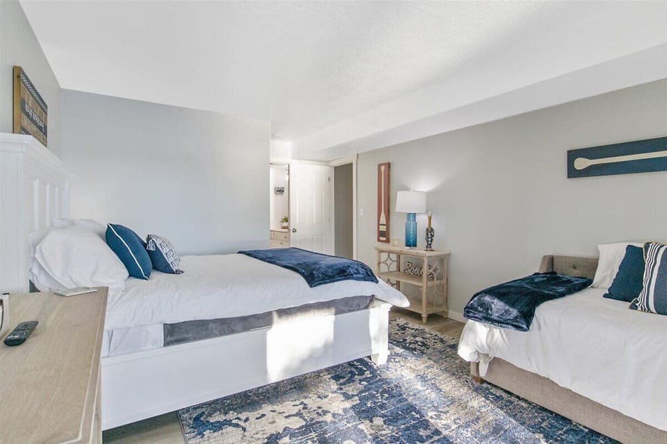 Queen/Twin bedroom.