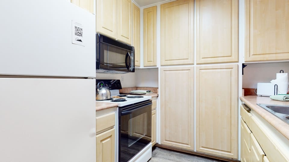 Furniture, Room, Indoors, Refrigerator, Cupboard