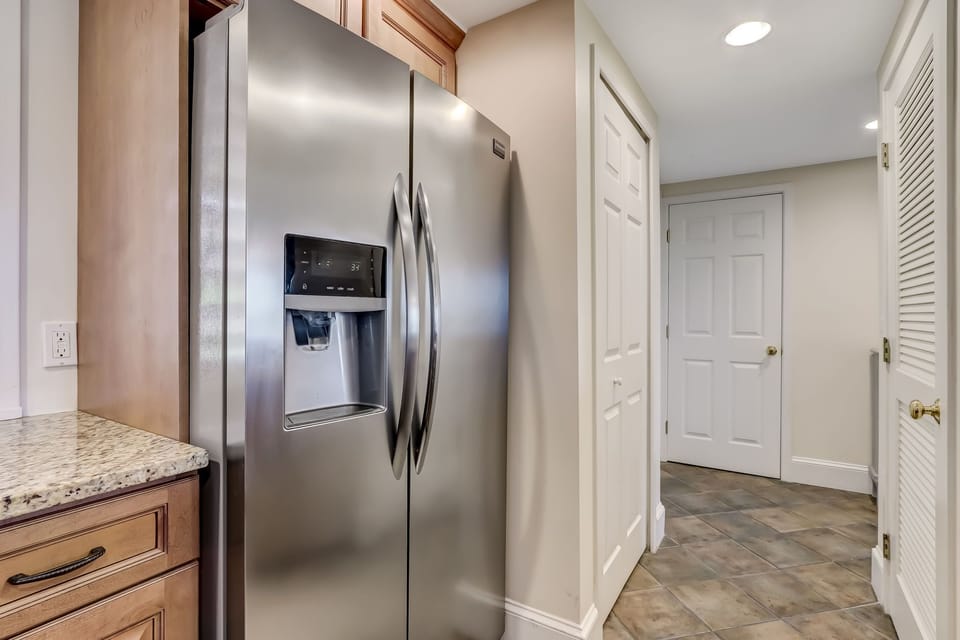 Fully Equipped Kitchen with Granite Countertops and Stainless Appliances