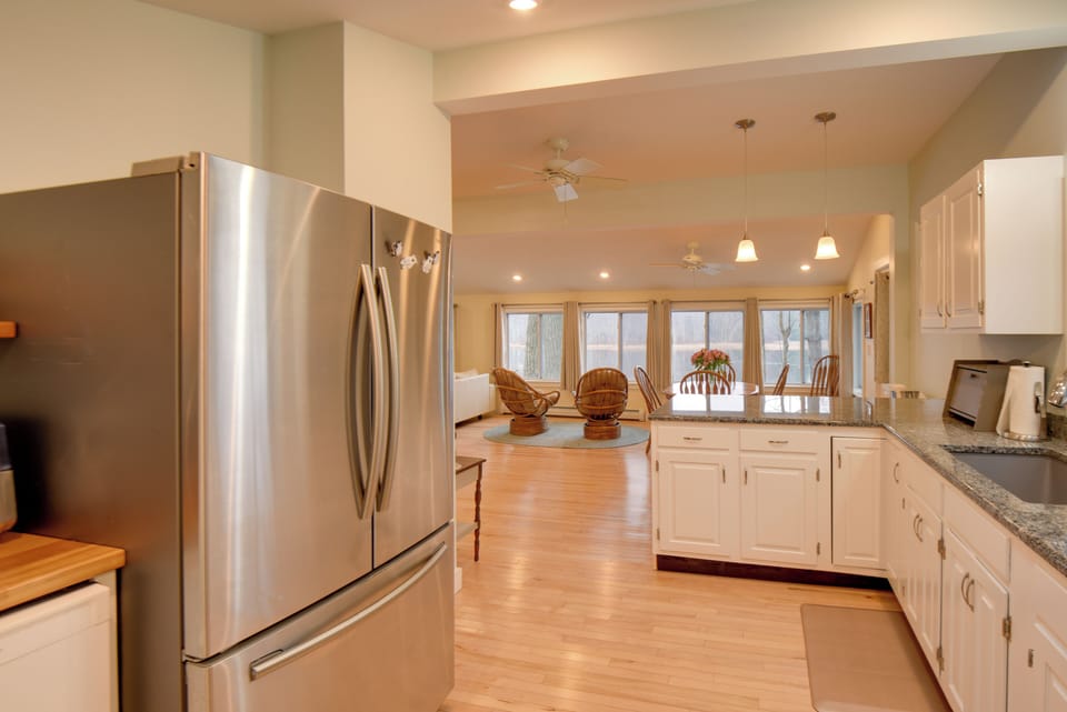 Kitchen | Paper Towels/Trash Bags Provided