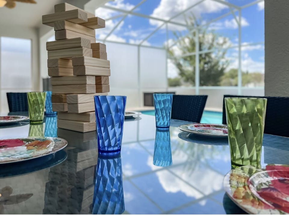 Outdoor plates and glasses are provided