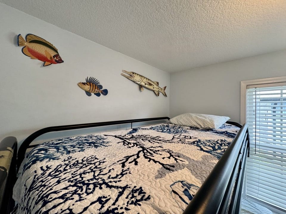 ocean-lakes-family-campground-beach-cottage-bedroom
