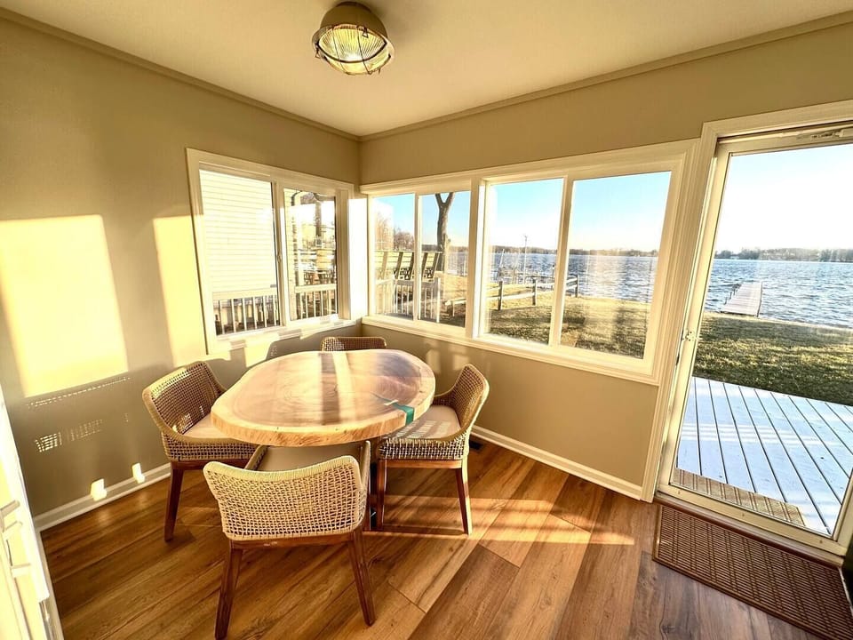 Dining space for four on the sun porch!