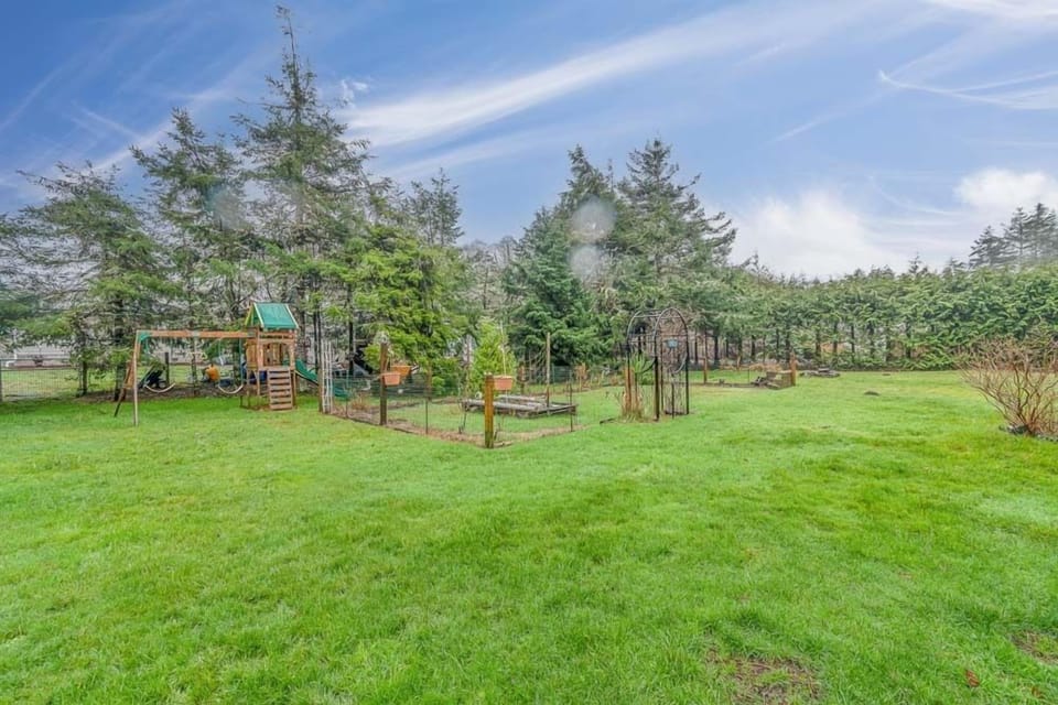 Shared Yard - Fire pit & Play Set