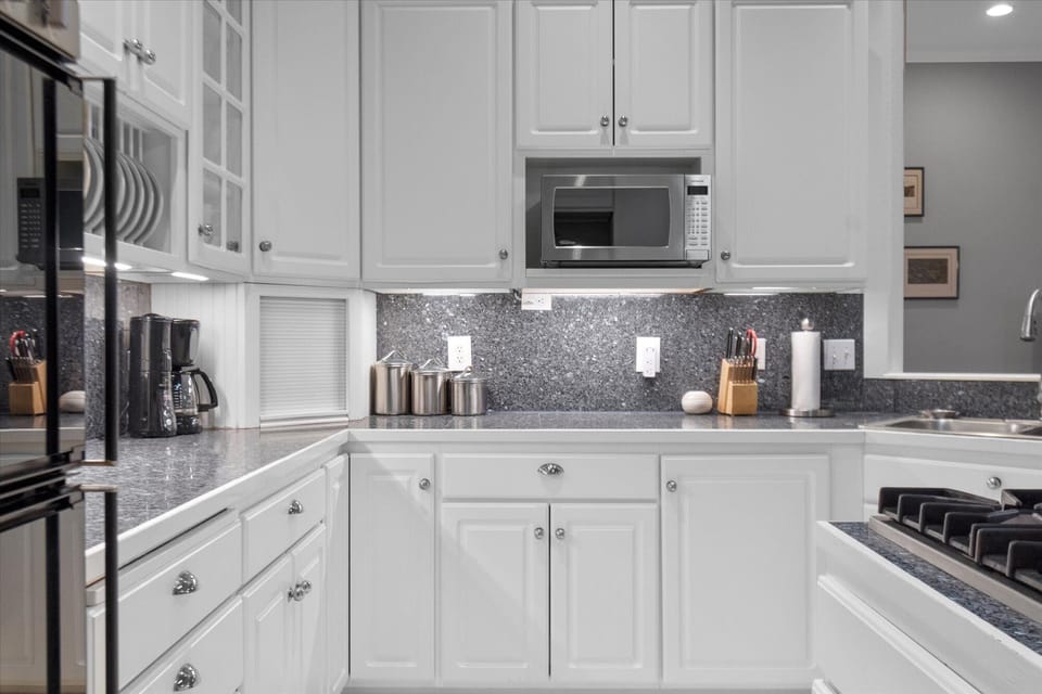 Modern appliance throught out the kitchen