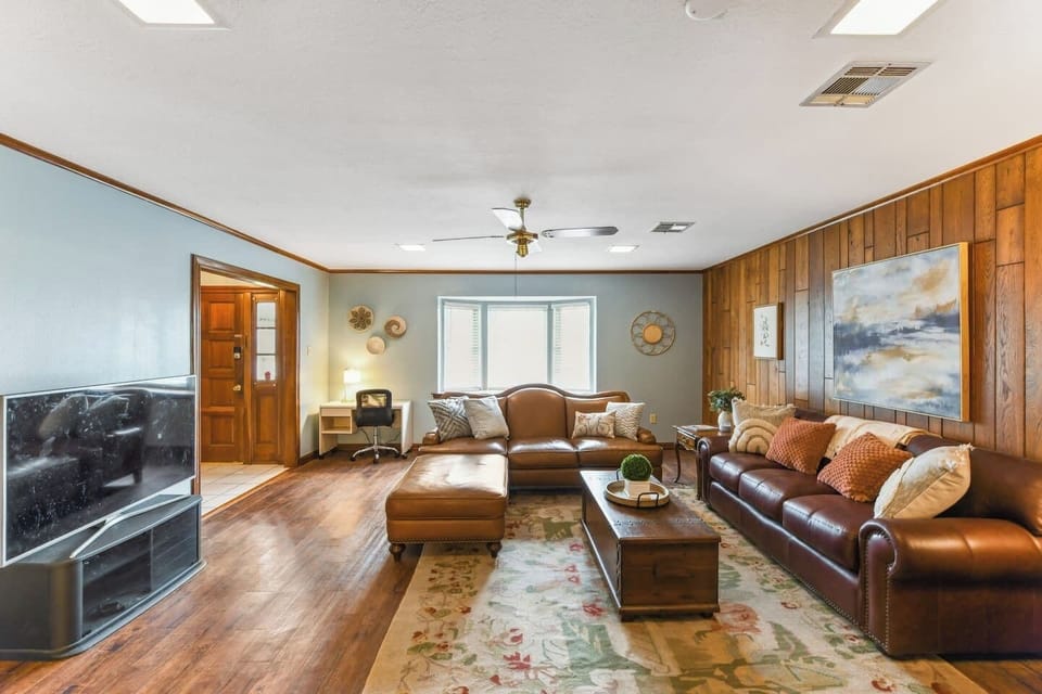 Living Room with TV and leather sofas