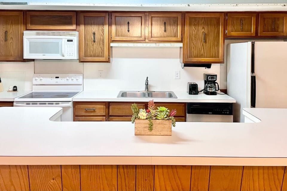 Kitchen, Microwave, Stove