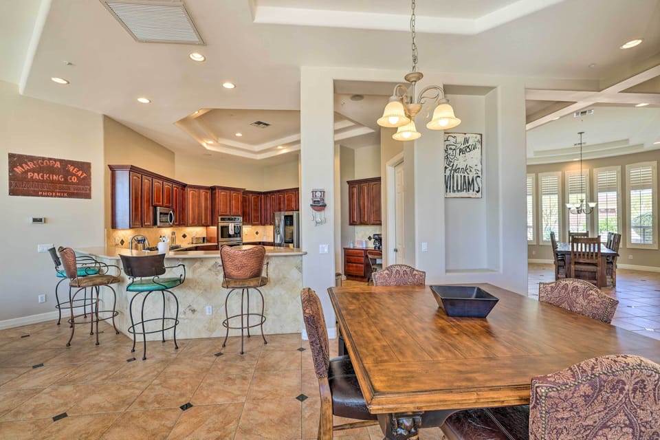 Breakfast Area | Dishware/Flatware Provided