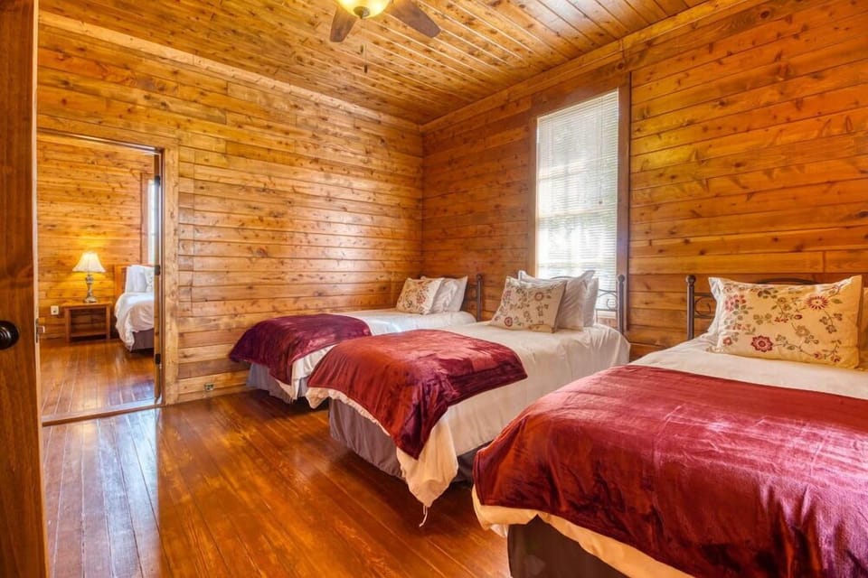 Bedroom 2 with 3 twin beds