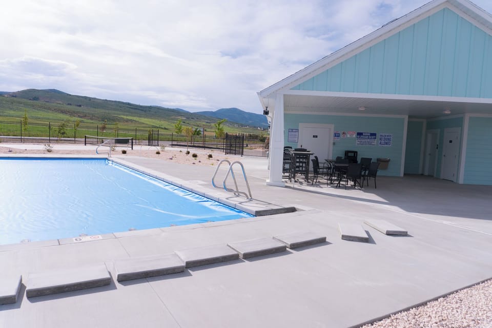 Neighboorhood pool & clubhouse