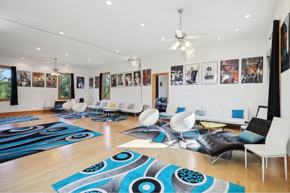 Home Decor, Rug, Furniture, Indoors, Living Room
