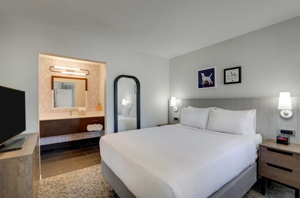 Unit with 2 Queen Beds in separate rooms