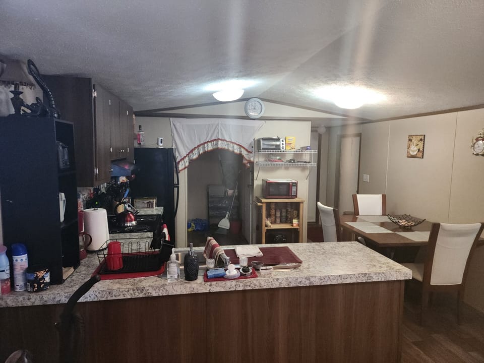 La cocina The kitchen w dining table (invite me for dinner) 🫡