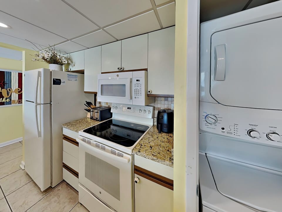 Kitchen - Laundry Closet - Washer/Dryer